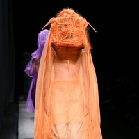 Inilah deretan koleksi baju unik di Tokyo Fashion Week Spring/Summer 2023. Busana-busana unik ini di antaranya karya desainer Yoshiokubo, brand lokal ablankpage dan HOUGA.  Foto KAZUHIRO NOGI/ Getty Images.