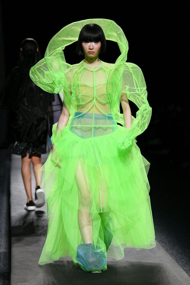 Inilah deretan koleksi baju unik di Tokyo Fashion Week Spring/Summer 2023. Busana-busana unik ini di antaranya karya desainer Yoshiokubo, brand lokal ablankpage dan HOUGA.  Foto KAZUHIRO NOGI/ Getty Images.