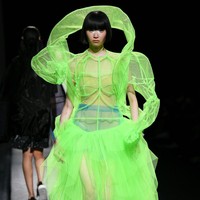 Inilah deretan koleksi baju unik di Tokyo Fashion Week Spring/Summer 2023. Busana-busana unik ini di antaranya karya desainer Yoshiokubo, brand lokal ablankpage dan HOUGA.  Foto KAZUHIRO NOGI/ Getty Images.