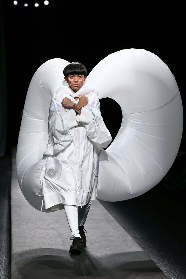 Inilah deretan koleksi baju unik di Tokyo Fashion Week Spring/Summer 2023. Busana-busana unik ini di antaranya karya desainer Yoshiokubo, brand lokal ablankpage dan HOUGA. Foto KAZUHIRO NOGI/ Getty Images.