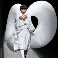 Inilah deretan koleksi baju unik di Tokyo Fashion Week Spring/Summer 2023. Busana-busana unik ini di antaranya karya desainer Yoshiokubo, brand lokal ablankpage dan HOUGA. Foto KAZUHIRO NOGI/ Getty Images.