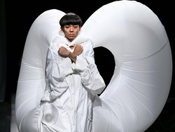 Foto: 10 Baju Unik di Tokyo Fashion Week 2023