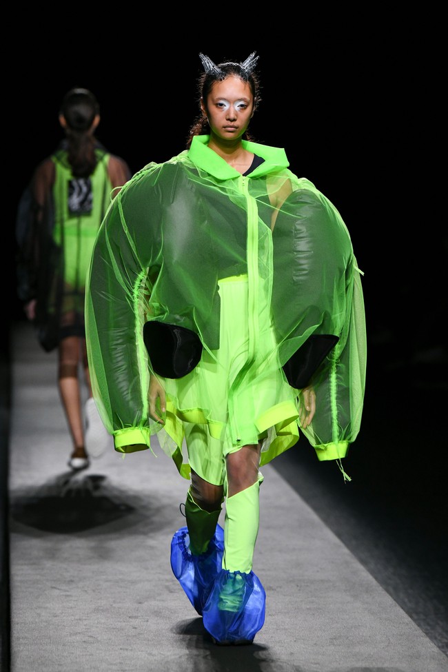 Inilah deretan koleksi baju unik di Tokyo Fashion Week Spring/Summer 2023. Busana-busana unik ini di antaranya karya desainer Yoshiokubo, brand lokal ablankpage dan HOUGA. Foto KAZUHIRO NOGI/ Getty Images.