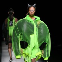 Inilah deretan koleksi baju unik di Tokyo Fashion Week Spring/Summer 2023. Busana-busana unik ini di antaranya karya desainer Yoshiokubo, brand lokal ablankpage dan HOUGA. Foto KAZUHIRO NOGI/ Getty Images.