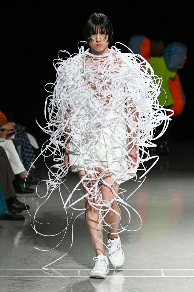 Inilah deretan koleksi baju unik di Tokyo Fashion Week Spring/Summer 2023. Busana-busana unik ini di antaranya karya desainer Yoshiokubo, brand lokal ablankpage dan HOUGA. Foto KAZUHIRO NOGI/ Getty Images.