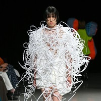 Inilah deretan koleksi baju unik di Tokyo Fashion Week Spring/Summer 2023. Busana-busana unik ini di antaranya karya desainer Yoshiokubo, brand lokal ablankpage dan HOUGA. Foto KAZUHIRO NOGI/ Getty Images.
