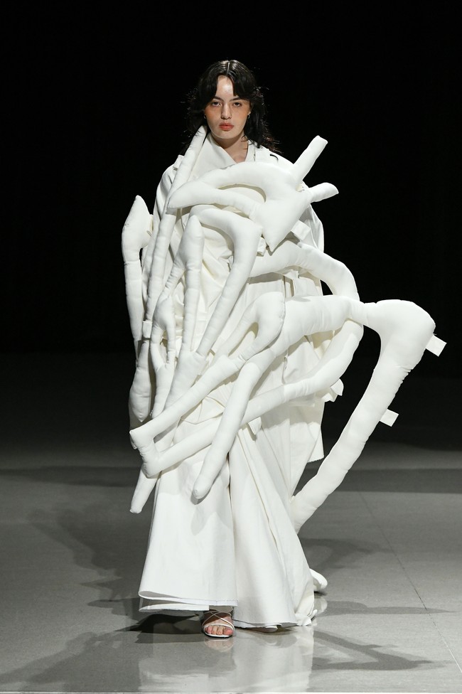 Inilah deretan koleksi baju unik di Tokyo Fashion Week Spring/Summer 2023. Busana-busana unik ini di antaranya karya desainer Yoshiokubo, brand lokal ablankpage dan HOUGA. Foto KAZUHIRO NOGI/ Getty Images.