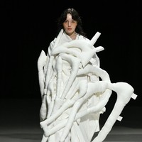 Inilah deretan koleksi baju unik di Tokyo Fashion Week Spring/Summer 2023. Busana-busana unik ini di antaranya karya desainer Yoshiokubo, brand lokal ablankpage dan HOUGA. Foto KAZUHIRO NOGI/ Getty Images.