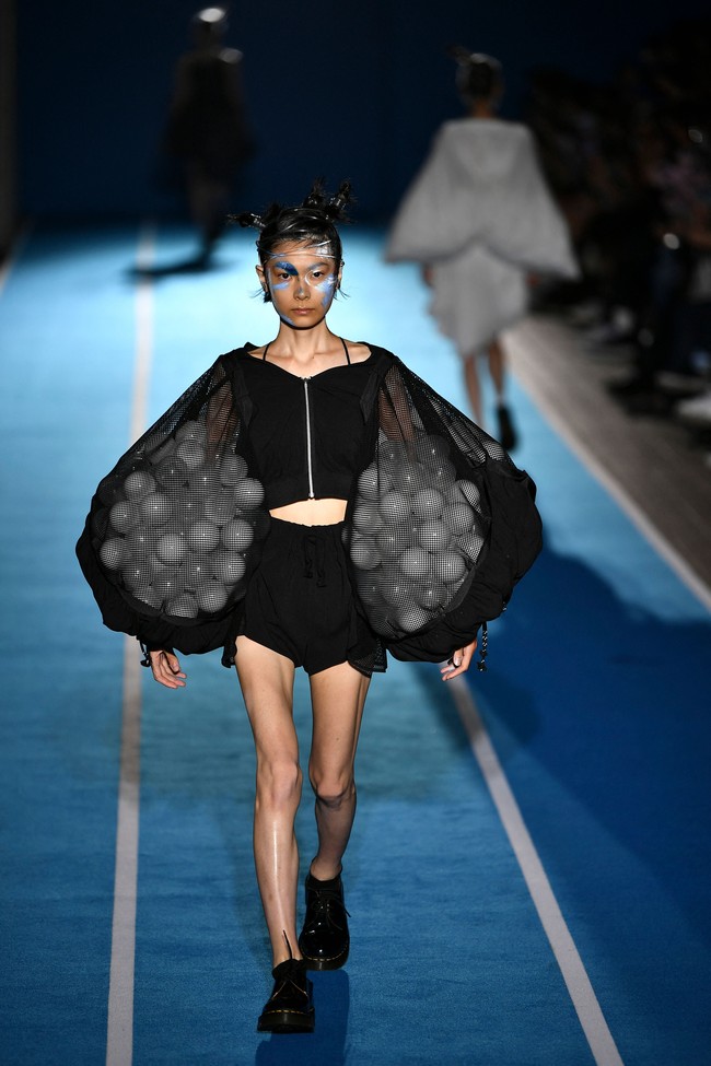 Inilah deretan koleksi baju unik di Tokyo Fashion Week Spring/Summer 2023. Busana-busana unik ini di antaranya karya desainer Yoshiokubo, brand lokal ablankpage dan HOUGA. Foto KAZUHIRO NOGI/ Getty Images.