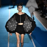 Inilah deretan koleksi baju unik di Tokyo Fashion Week Spring/Summer 2023. Busana-busana unik ini di antaranya karya desainer Yoshiokubo, brand lokal ablankpage dan HOUGA. Foto KAZUHIRO NOGI/ Getty Images.