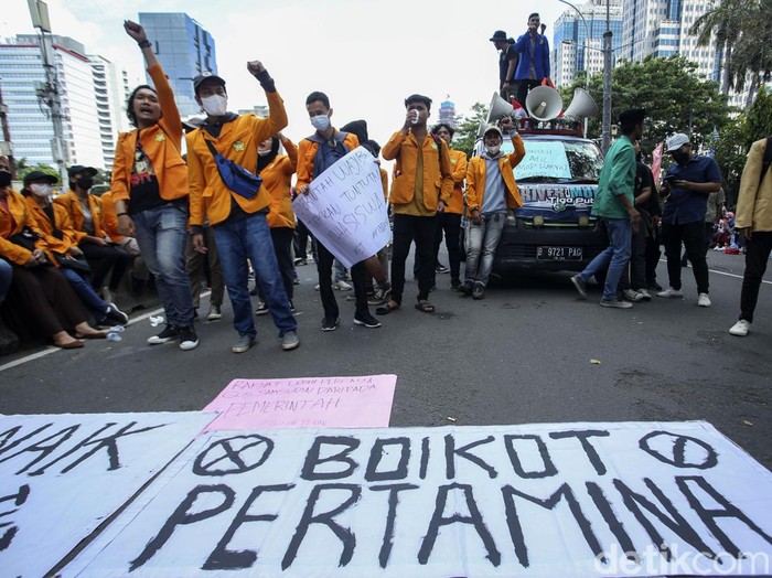 Aliansi BEM Nusantara gelar aksi tolak kenaikan harga BBM di Patung Kuda, Jakarta. Dalam aksinya, mereka membakar keranda mayat bergambar para menteri.