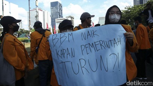 Aliansi BEM Nusantara gelar aksi tolak kenaikan harga BBM di Patung Kuda, Jakarta. Dalam aksinya, mereka membakar keranda mayat bergambar para menteri.