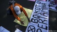 Salah satu spanduk yang mereka bawa bertuliskan Boikot Pertamina.