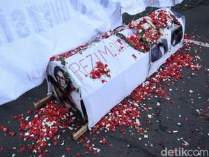Tolak Kenaikan Harga BBM, Mahasiswa Tabur Bunga-Bakar Keranda Mayat