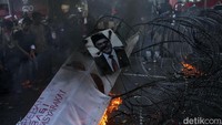 Keranda tersebut dibakar di atas kawat berduri yang menghalau mereka menuju Istana Merdeka.