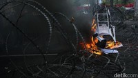 Tampak asap hitam membumbung dari keranda yang dibakar.