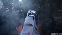 Seperti diketahui Jalan Medan Merdeka Barat menuju Istana telah ditutup menggunakan kawat berduri. Sementara itu, polisi juga berjaga di lokasi demo.