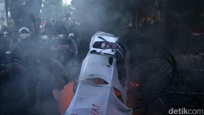 Tolak BBM Naik, Mahasiswa Bakar 'Keranda Mayat' Bergambar Menteri Aliansi BEM Nusantara gelar aksi tolak kenaikan harga BBM di Patung Kuda, Jakarta. Dalam aksinya, mereka membakar keranda mayat bergambar para menteri.