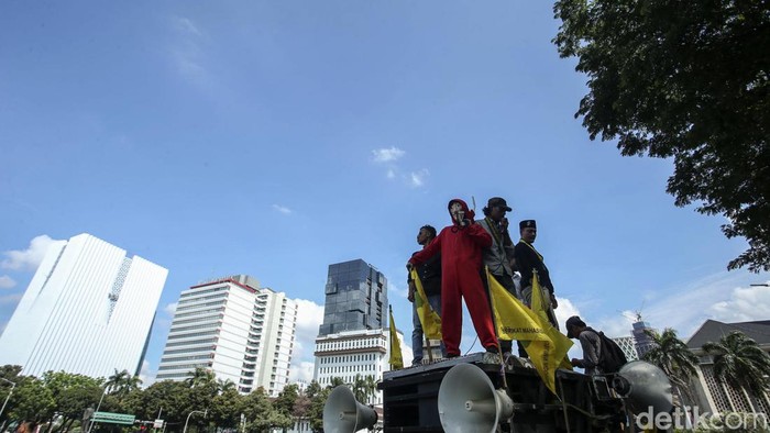 Tolak BBM Naik, Mahasiswa Bakar 'Keranda Mayat' Bergambar Menteri Aliansi BEM Nusantara gelar aksi tolak kenaikan harga BBM di Patung Kuda, Jakarta. Dalam aksinya, mereka membakar keranda mayat bergambar para menteri.