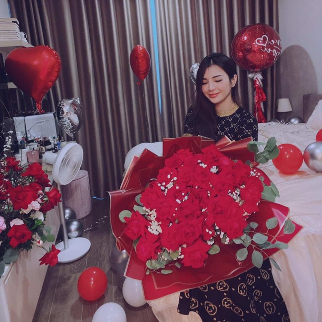 Wajah cantik Thuy Dong ketika sedang mencuci piring itu rupanya berhasil mencuri atensi netizen. Tak sedikit yang berhasil dibuat terpesona dan menyebut Thuy Dong sebagai gadis seksi yang mencuci piring. Saat itu Thuy Dong baru berusia 20 tahun. Namun sejak kelas 8 dirinya memang sudah menjadi model untuk foto dan iklan karena penampilannya yang menawan. Foto: eva.vn