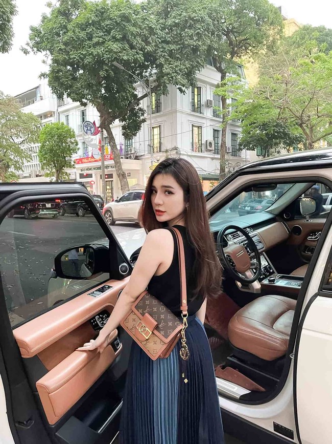 Tak hanya beruntung karena banyak yang menyukainya, saat ini Thuy Dong juga memiliki kehidupan yang mewah dan sejahtera yang diimpikan oleh banyak orang. Dilansir dari eva.vn, melalui media sosialnya Thuy Dong sering membagikan foto-foto dirinya dengan mengenakan barang-barang bermerek dan bepergian ke tempat-tempat mewah. Foto: eva.vn