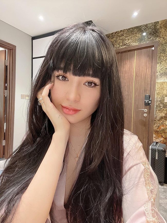 Penampilan gadis asal Vietnam itu pun kini terlihat sudah jauh berbeda. Wajahnya jadi semakin cantik dengan pulasan makeup naturaal dan rambut hitam panjang yang terurai. Foto: eva.vn