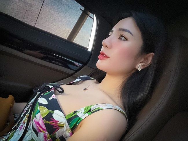 Tak hanya wajahnya yang semakin cantik, gaya Thuy Dong pun jadi semakin stylish. Ia kini terlihat sering mengenakan barang-barang dan aksesori bermerek untuk menunjang penampilannya. Foto: eva.vn