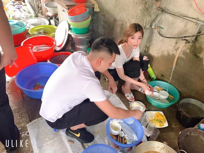 Potret Thuy Dong saat sedang duduk mencuci piring sempat menjadi viral dii media sosial pada tahun 2019. Foto tersebut diambil saat Thuy Dong kembali ke kampung halaman dan mengunjungi rumah keluarga pacarnya yang sedang mengadakan pesta. Thuy Dong pun berniat ikut membantu mencuci piring untuk membuat kesan yang baik di mata keluarga sang pacar. Foto: eva.vn