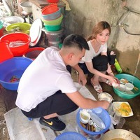 Potret Thuy Dong saat sedang duduk mencuci piring sempat menjadi viral dii media sosial pada tahun 2019. Foto tersebut diambil saat Thuy Dong kembali ke kampung halaman dan mengunjungi rumah keluarga pacarnya yang sedang mengadakan pesta. Thuy Dong pun berniat ikut membantu mencuci piring untuk membuat kesan yang baik di mata keluarga sang pacar. Foto: eva.vn