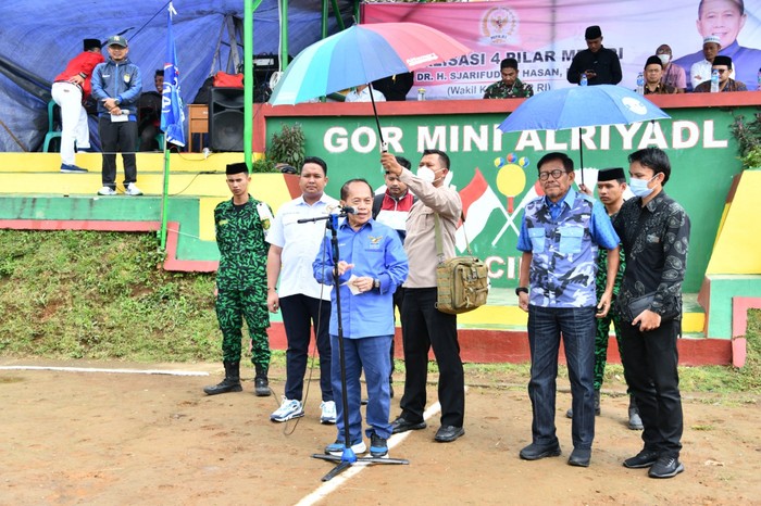 Wakil Ketua MPR RI Syarief Hasan  menghadiri acara Sosialisasi Empat Pilar MPR RI di GOR Mini Pondok Pesantren Al Riyadl, Cipanas, Cianjur, Jawa Barat.
