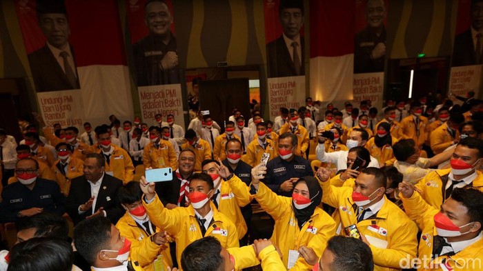 Wamenaker Lepas PMI Sektor Manufaktur ke Korsel 96 Pekerja Migran Indonesia (PMI) yang akan bekerja pada sektor manufaktur di Korea Selatan. Mereka dilepas Wakil Menteri Ketenagakerjaan, Afriansyah Noor.