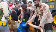 Terdampak Kemarau, Warga Bandung Barat Rela Antre Demi Air Bersih