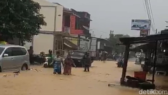 Warga berusaha menerobos banjir di Aceh Selatan.