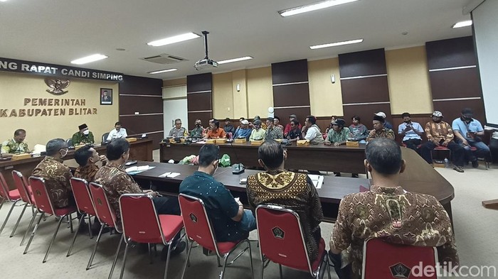 Warga Blitar mendatangi Kantor Pemkab menuntut ganti rugi lahan proyek Pansela