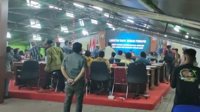 Warga dan pihak perusahaan tambang nyaris bentrok saat bahas izin reklamasi pantai dalam RDP di DPRD Sulbar.