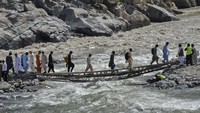 Selain gondola, warga juga membuat jembatan darurat. Jembatan itu terlihat berada hanya beberapa meter saja dari permukaan air sungai.