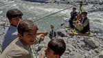 Ini Gondola Darurat yang Digunakan untuk Seberangi Sungai di Pakistan