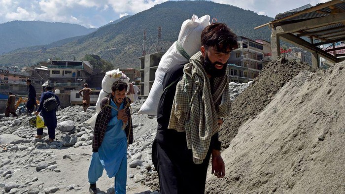 Warga Pakistan Nekat Sebrangi Sungai Pakai Gondola Akibat Jembatan Disapu Banjir TOPSHOT - Local residents use a temporary cradle service to cross the river Swat after heavy rains in Bahrain town of Swat valley in Khyber Pakhtunkhwa province on August 31, 2022. - Army helicopters flew sorties over cut-off areas in Pakistan's mountainous north on August 31 and rescue parties fanned out across waterlogged plains in the south as misery mounted for millions trapped by the worst floods in the country's history. (Photo by Abdul MAJEED / AFP) (Photo by ABDUL MAJEED/AFP via Getty Images)