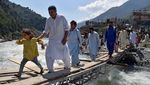 Ini Gondola Darurat yang Digunakan untuk Seberangi Sungai di Pakistan
