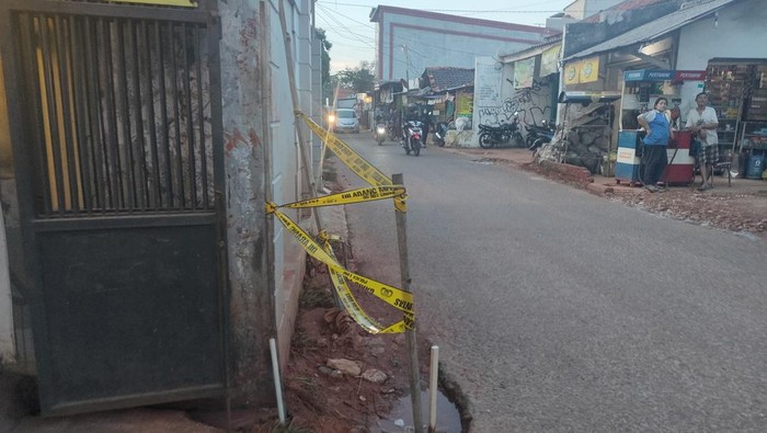 Warga RT 024 RW 005 di Jalan PLN Gandul, Kelurahan Gandul, Kecamatan Cinere Depok menyebut penanganan lumpur tanah merah yang cepat lantaran video Pasha Ungu yang viral di media sosial. Pengerjaan proyek sudah dikeluhkan warga sebelumnya.