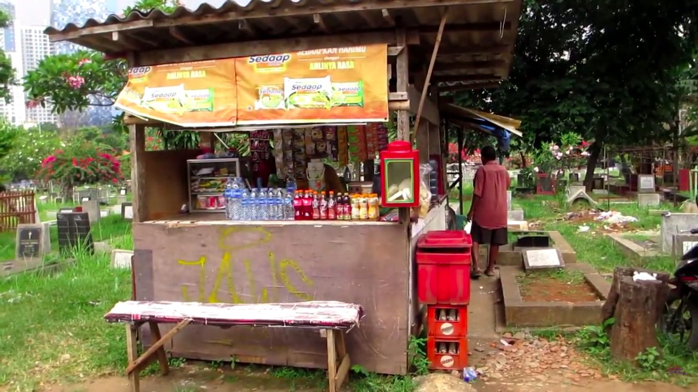 Warung makan di tengah kuburan