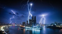 Pada dini hari, Luo Xing menangkap foto sambaran petir di atas Chongqing, di China.