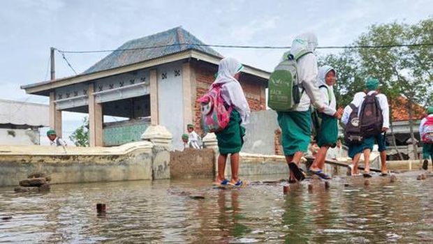 Nelly Vikilacyla Della adalah guru di Desa Pantai Bahagia, Muara Gembong, Kabupaten Bekasi, Jawa Barat. Yuk, bantu Nelly meningkatkan kualitas pendidikan di sana.