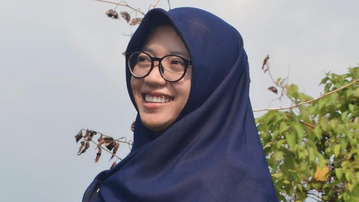 Nelly Vikilacyla Della adalah guru di Desa Pantai Bahagia, Muara Gembong, Kabupaten Bekasi, Jawa Barat. Yuk, bantu Nelly tingkatkan kualitas pendidikan di sana.
