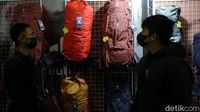 Beragam roduk-produk peralatan-peralatan luar ruang (outdoor) ditawarkan.