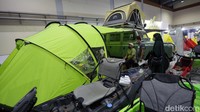 Tampak pengunjung melihat produk-produk tenda yang ditawarkan salah satu produsen lokal di Pameran Indonesia Outdoor Festival (Indofest) 2022 di Jakarta Convention Center (JCC), Senayan, Jakarta, Kamis (1/9/2022).