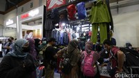 Ada juga yang berburu ransel.