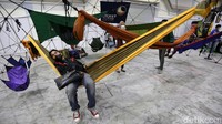 Seorang pengunjung duduk santai di hammock yang dipajang pada Indofest 2022.