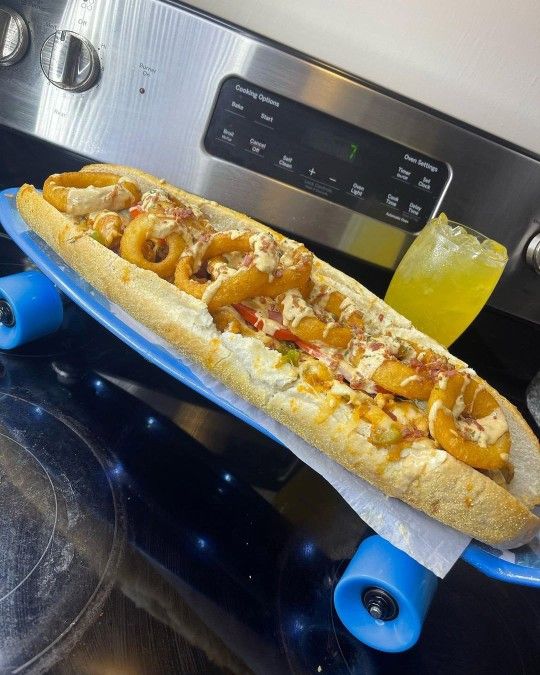 10 Kreasi Kuliner Nyeleneh, Ada Ayam 'Berjemur' Hingga Hot Dog 'Skateboard'