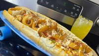 Kalau ini kreasi hotdog yang dibuat oleh wanita itu. Tak menggunakan piring, roti hot dog ini justru diletakkan di atas papan skateboard berwarna biru. Ada-ada saja ya? Foto: Jam Press/@mariandcandicee
